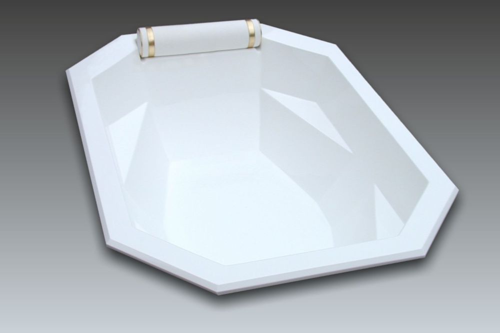 Octagon shaped bathtub DIAMANT by Watergame Company