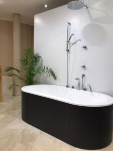 Free standing whirlpool bath